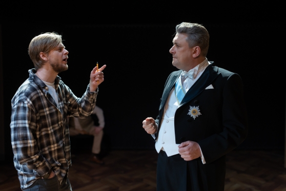 Teātri ieslēdz sarkano gaismu