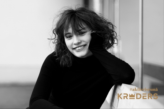 AKTIERIS RUNĀ: Agate Marija Bukša