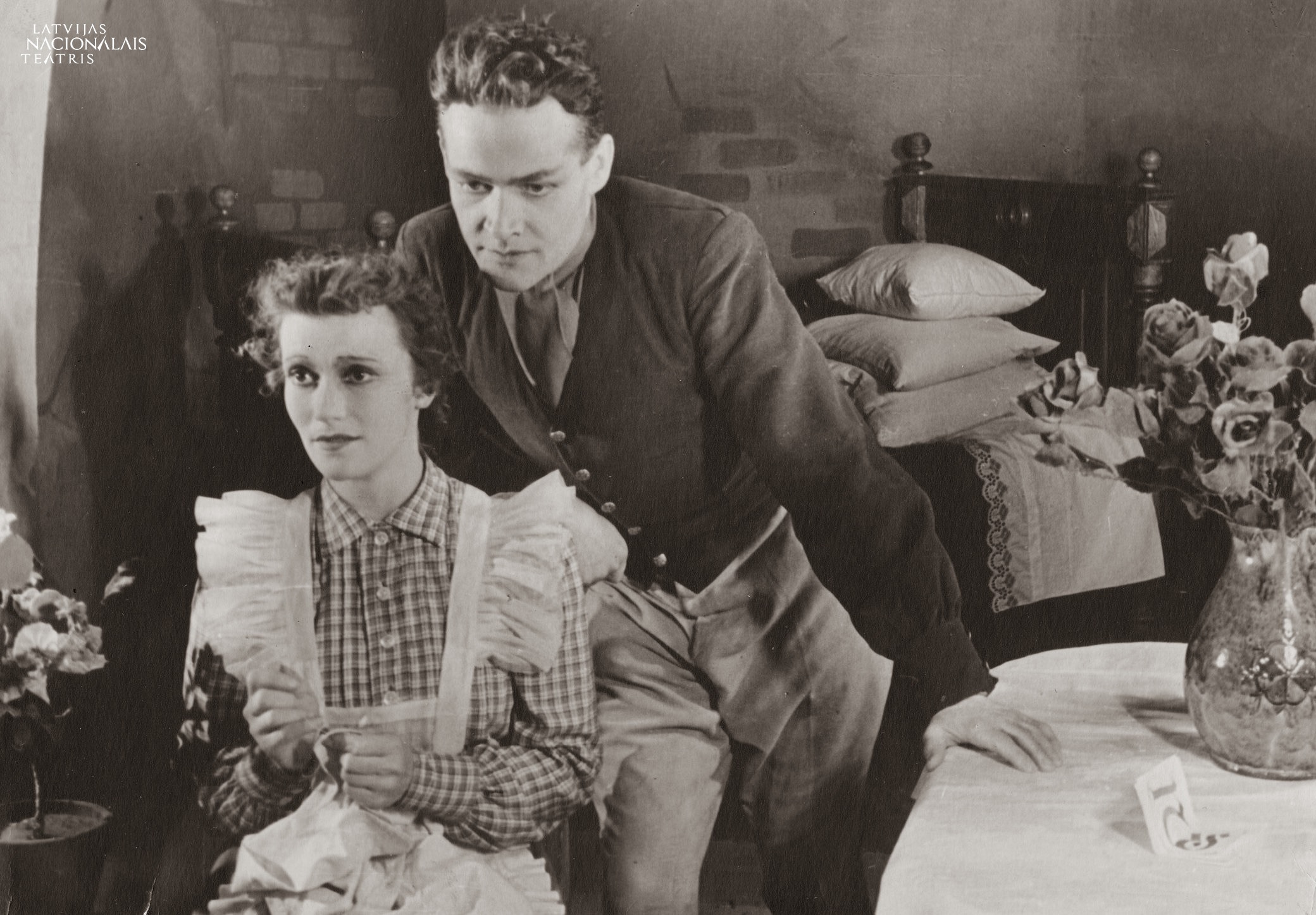 "UgunĪ" (1948). Lidija Freimane – Kristīne, Žanis Katlaps – Edgars // Foto no 100.teatris.lv arhīva