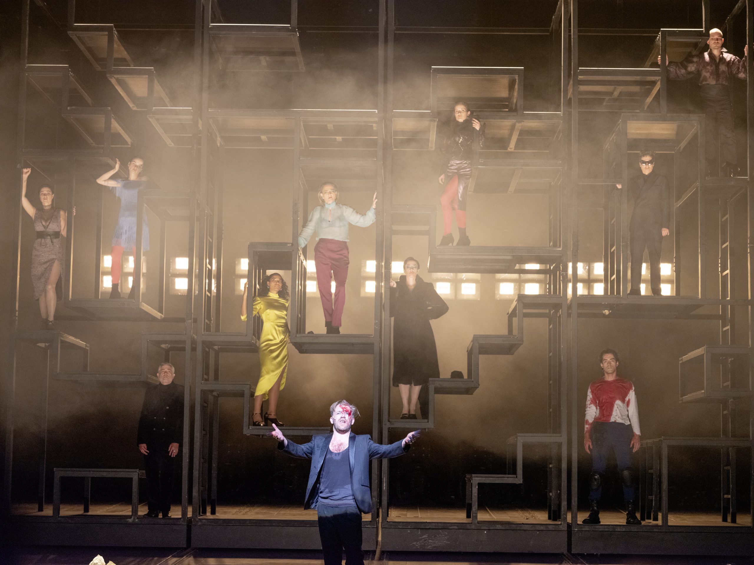 Skats no "Berliner Ensemble" izrādes "Trīsgrašu opera" // Foto – JR Berliner Ensemble