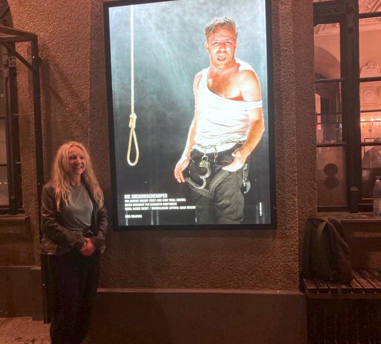 Aktrise Guna Zariņa pie Mekija Naža – "Trīsgrašu operas" afišas // Foto no personīgā arhīva