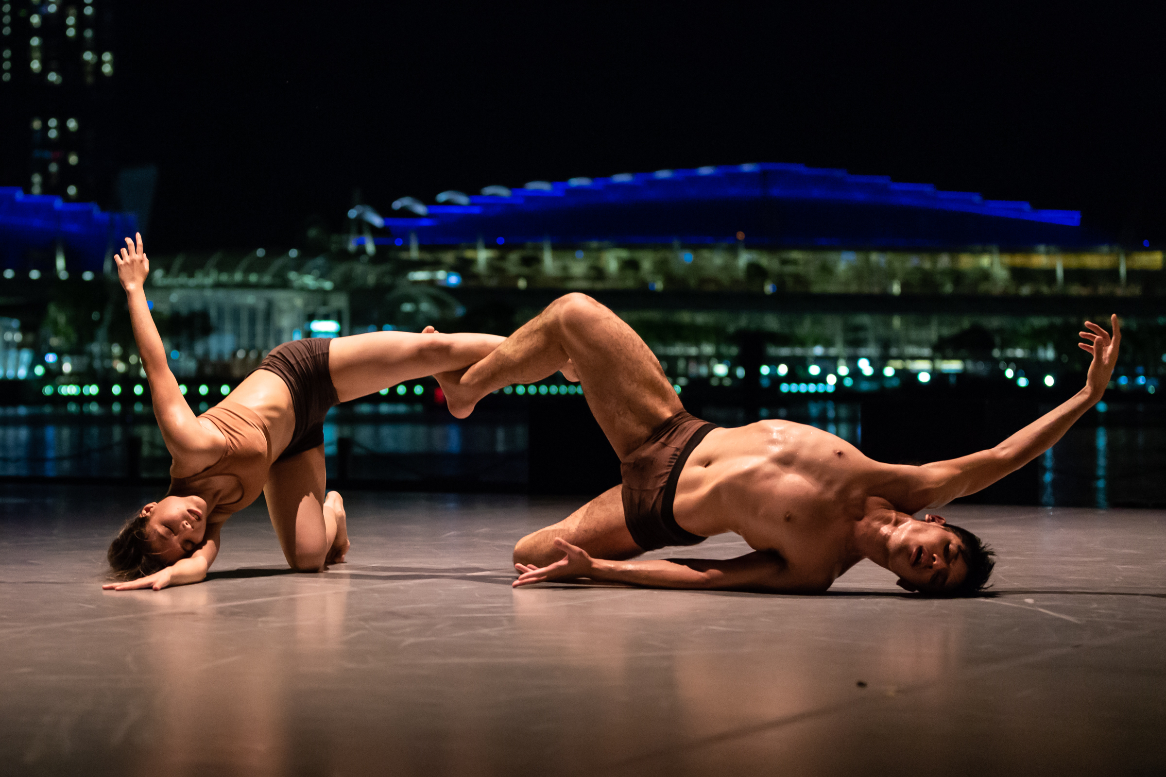 Skats no T.H.E Dance Company izrādes “Neredzamie ieradumi”. Foto – Bernie Ng, ar Esplanade – Theatres on the Bay atļauju.