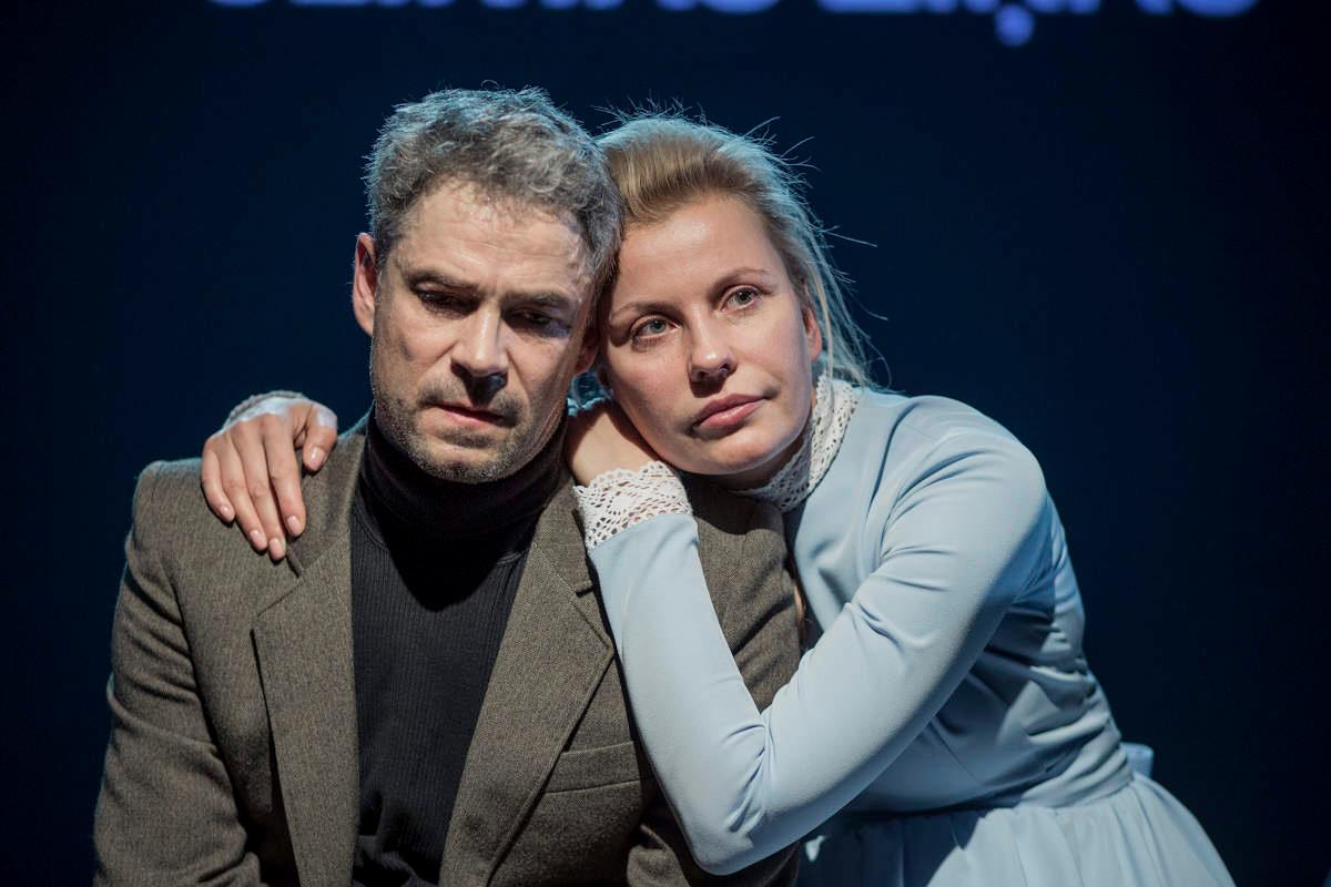 Skats no Dailes teātra izrādes "Kam no Vilka kundzes bail?" (2017). Džordžs – Ivars Auziņš, Marta – Agnese Zeltiņa // Foto – Jānis Deinats