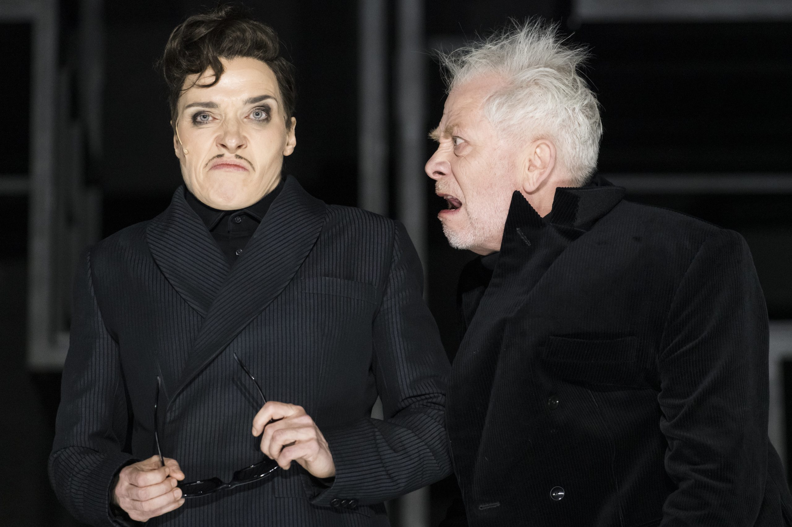 Skats no "Berliner Ensemble" izrādes "Trīsgrašu opera". Tīģeris Brauns – Katrīna Vēliša, Džonatans Pīčems – Tilo Nests // Foto – Jörg Brüggemann / OSTKREUZ