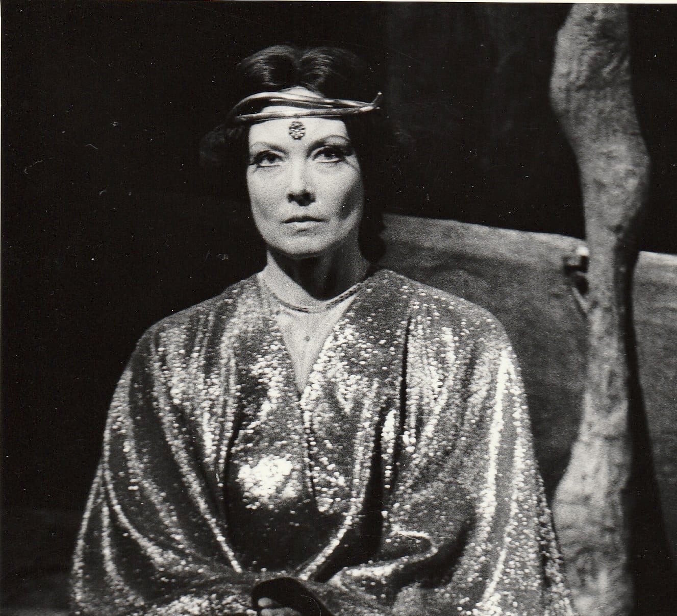 Skats no izrādes "Uguns un nakts" (1985, rež. A. Jaunušans). Spīdola – Astrīda Kairiša // Foto no vietnes: teatris.100.lv