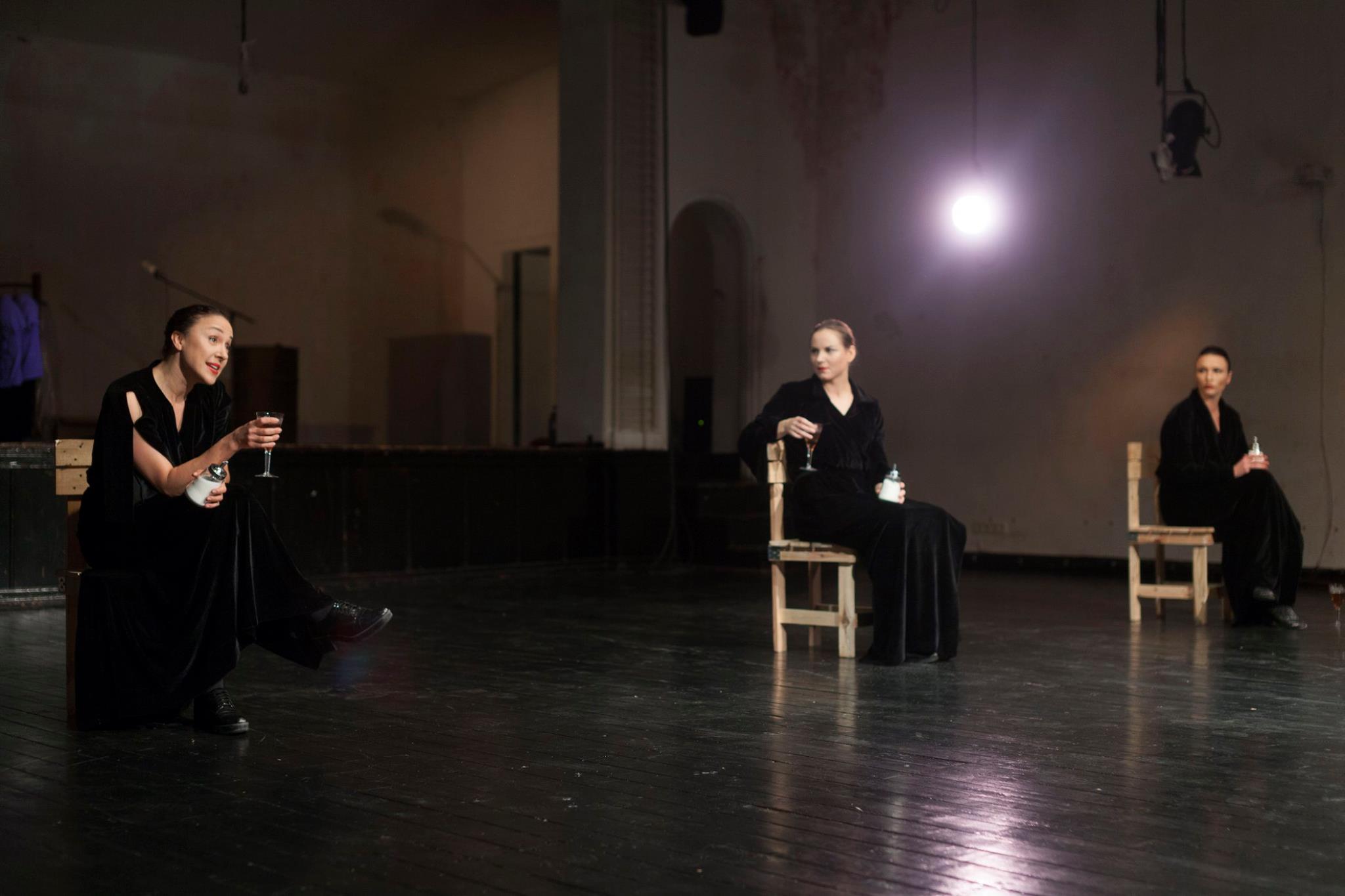 Oksana – Karīna Tatarinova, Nataša – Inga Tropa, Elizabete – Iveta Pole // Foto – Elmārs Sedols