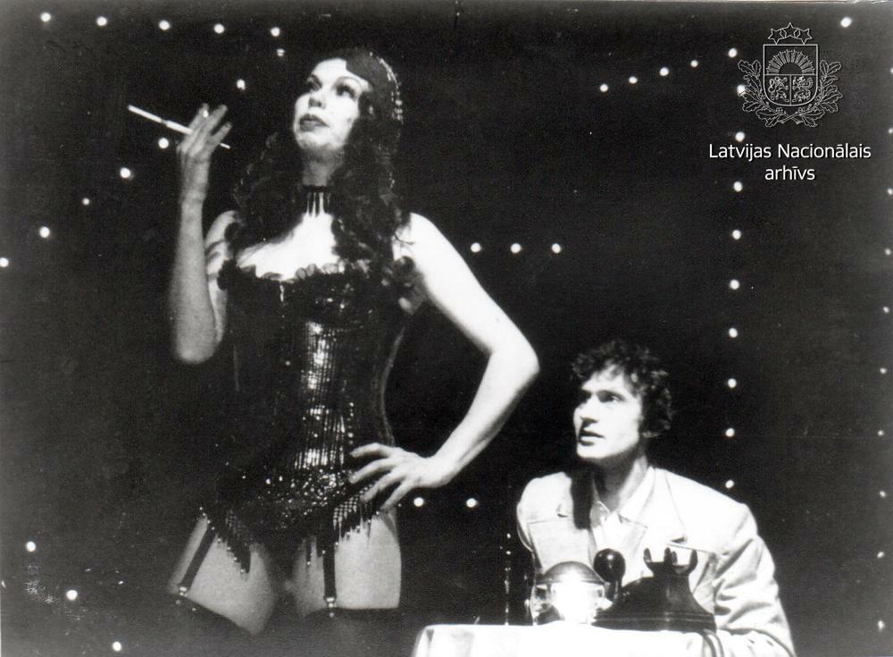 Skats no VDT izrādes "Kabarē" (1987, rež. V. Maculēvičs). Sallija Boulsa - Inese Ramute, Klifords - Andris Jozēns // VDT foto no LVA krājuma