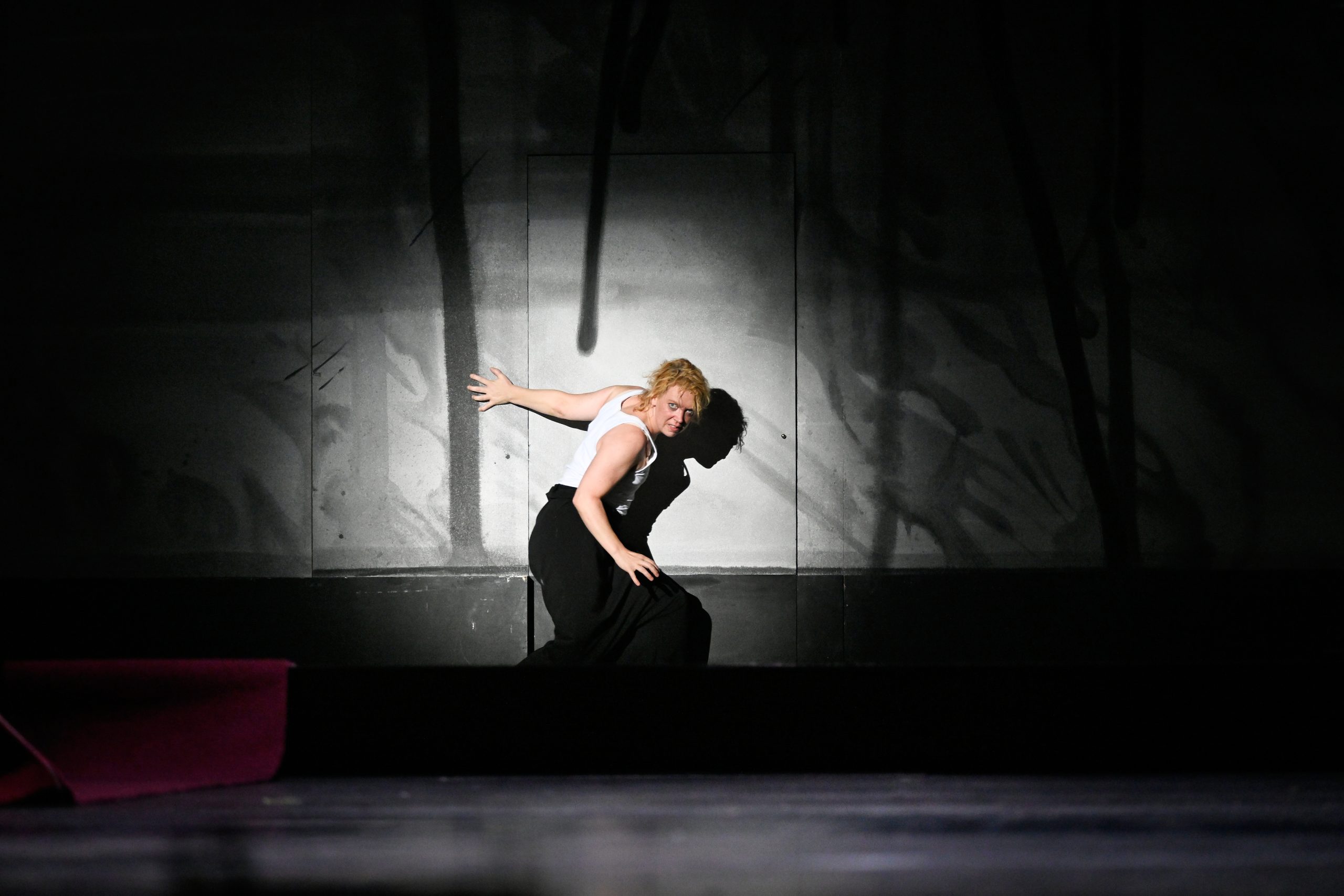 Aktrise Līna Bekmane "Anthropolis" III izrādē "Laios" // Foto – Monika Rittershaus, Deutsches Schauspielhaus in Hamburg