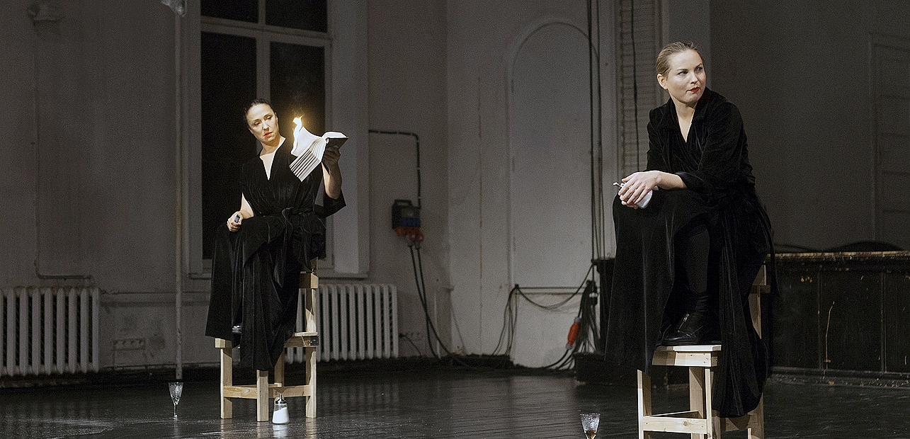 Skats no ĢIT izrādes "Divas māsas un draudzene" (2006) // Foto - Elmārs Sedols