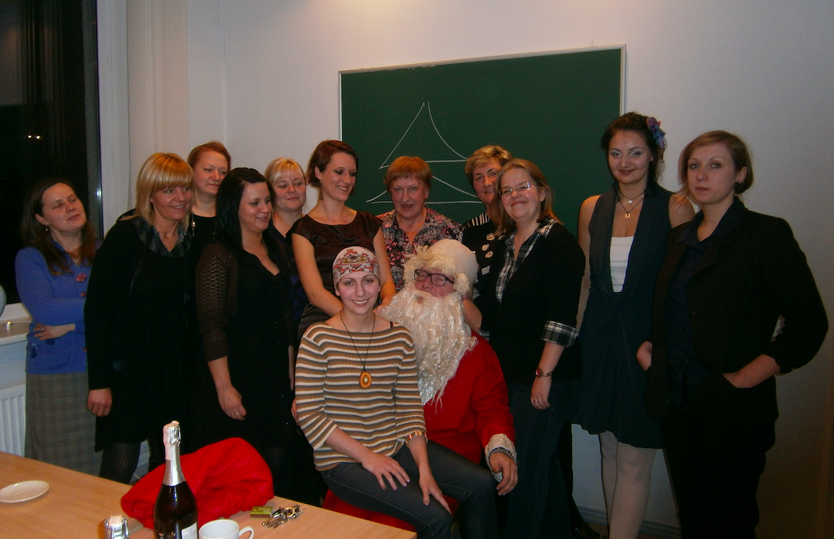 Foto no 2013. gada teātra kritikas maģistrantūras kursa Ziemassvētku svinībām // Foto no Ērikas Zirnes personīgā arhīva