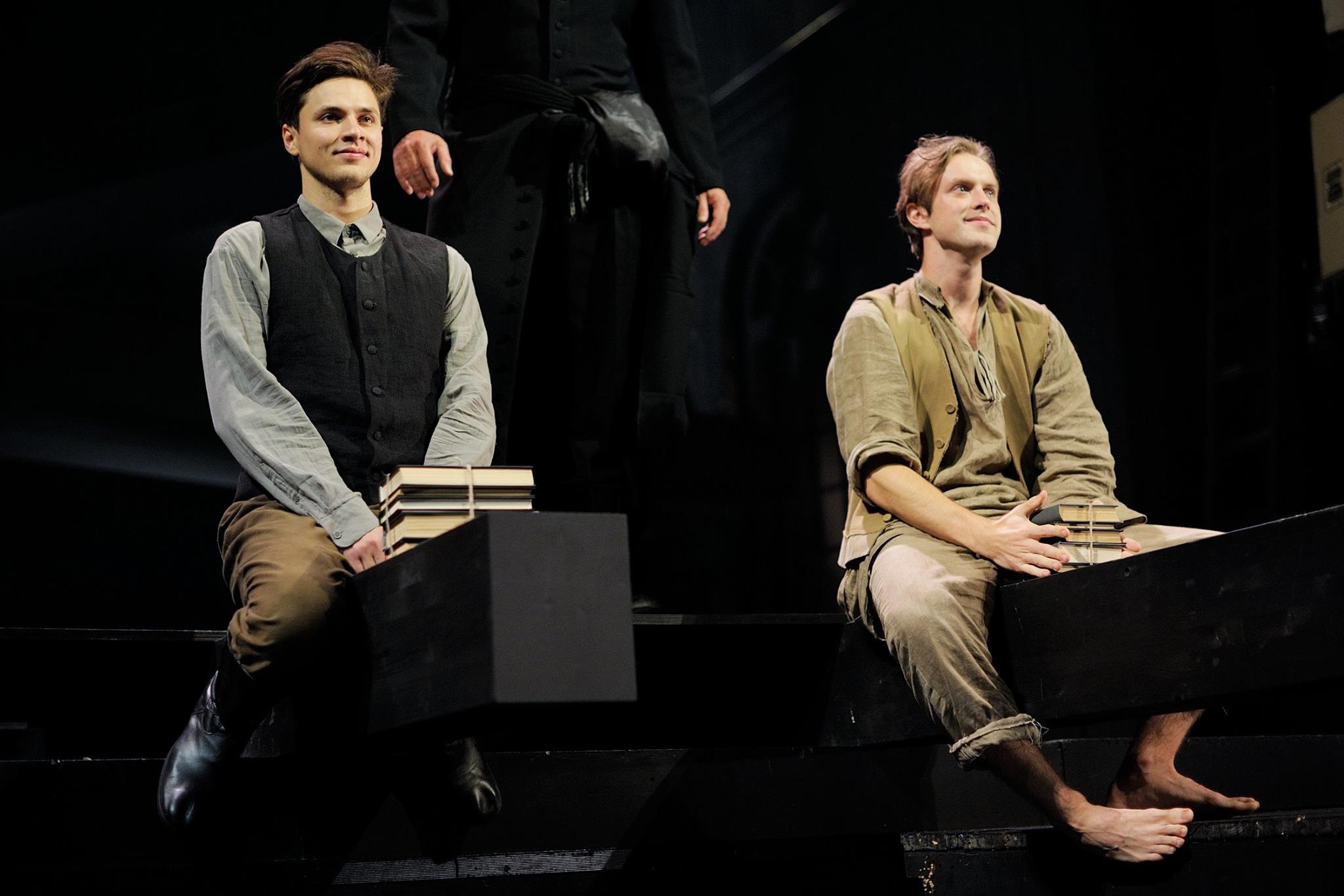 Skats no izrādes "Klūgu mūks" (2017, LNT, rež. Indra Roga). Igors Šelegovskis – Jezups jaunībā, Karlis Reijers – Francis jaunībā // Foto - Margarita Germane