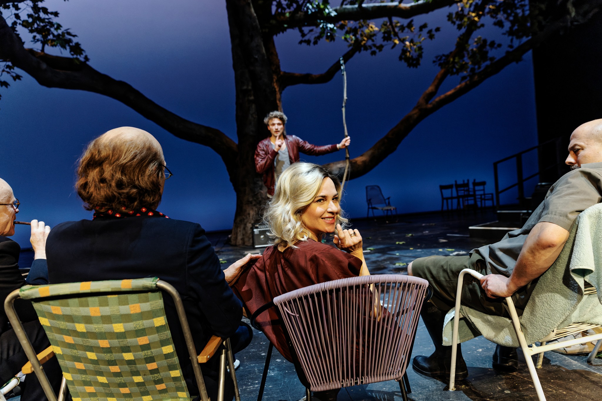 Skats no Berlīnes Schaubühne am Lehniner Platz izrādes "Kaija" // Foto – Gianmarco Bresadola