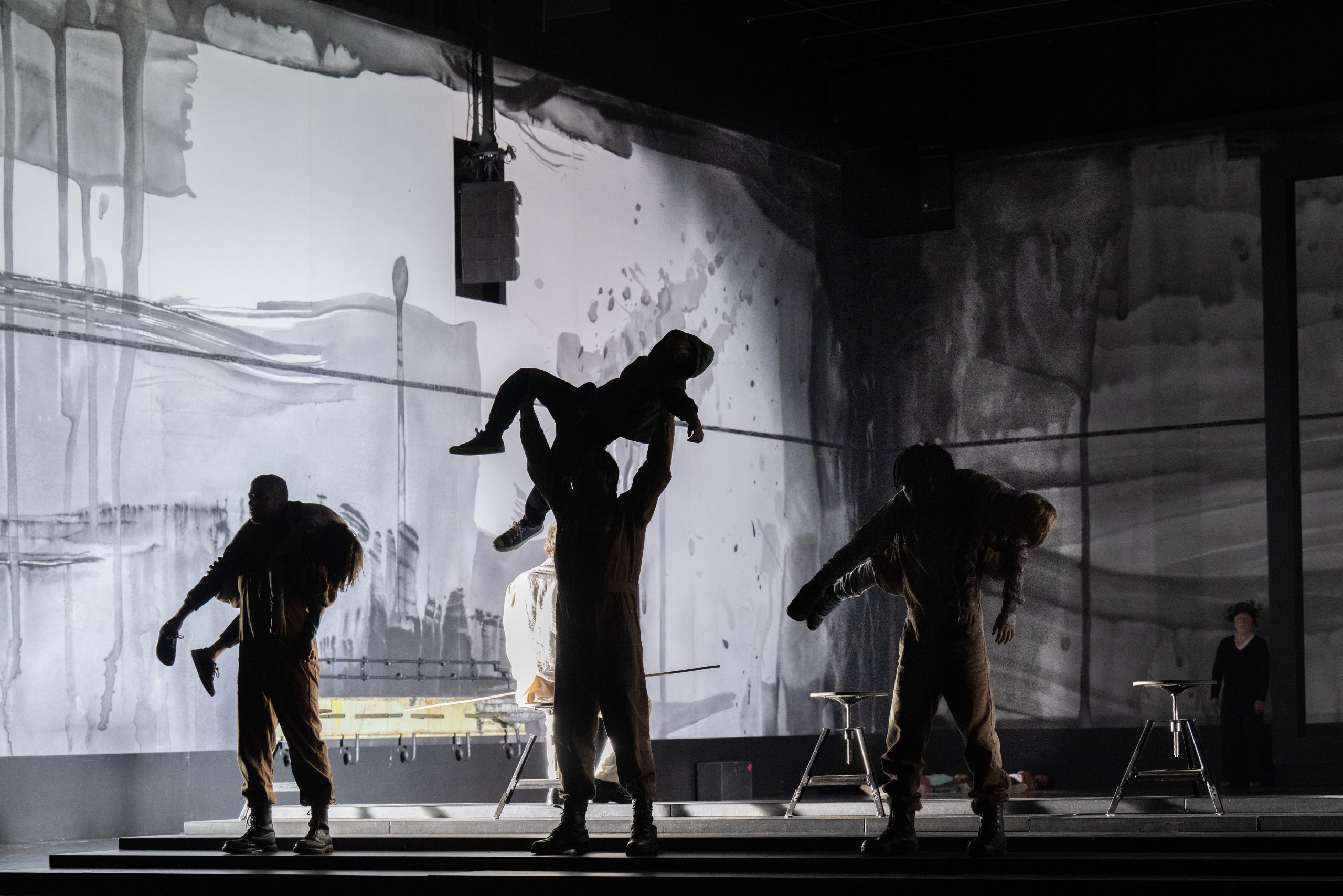 Skats no "Anthropolis" III izrādes "Oidips" // Foto – Monika Rittershaus, Deutsches Schauspielhaus in Hamburg