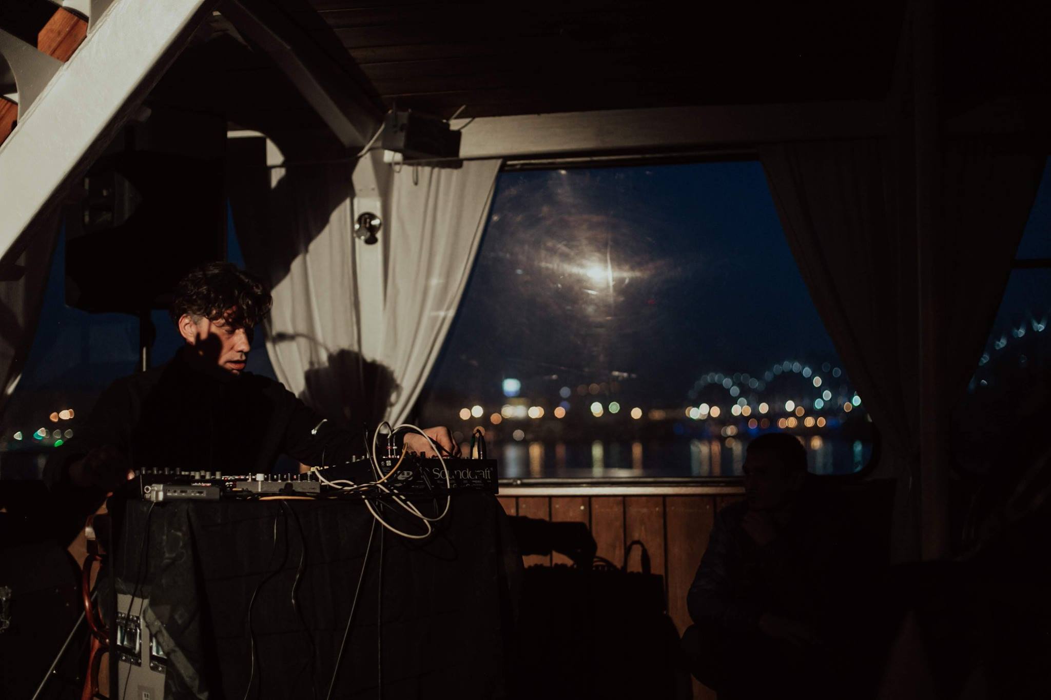 Skats no izrādes "Stikla kalns. Daugava" 1. daļas “Melnā Daugava” // Foto – Krista Valaine