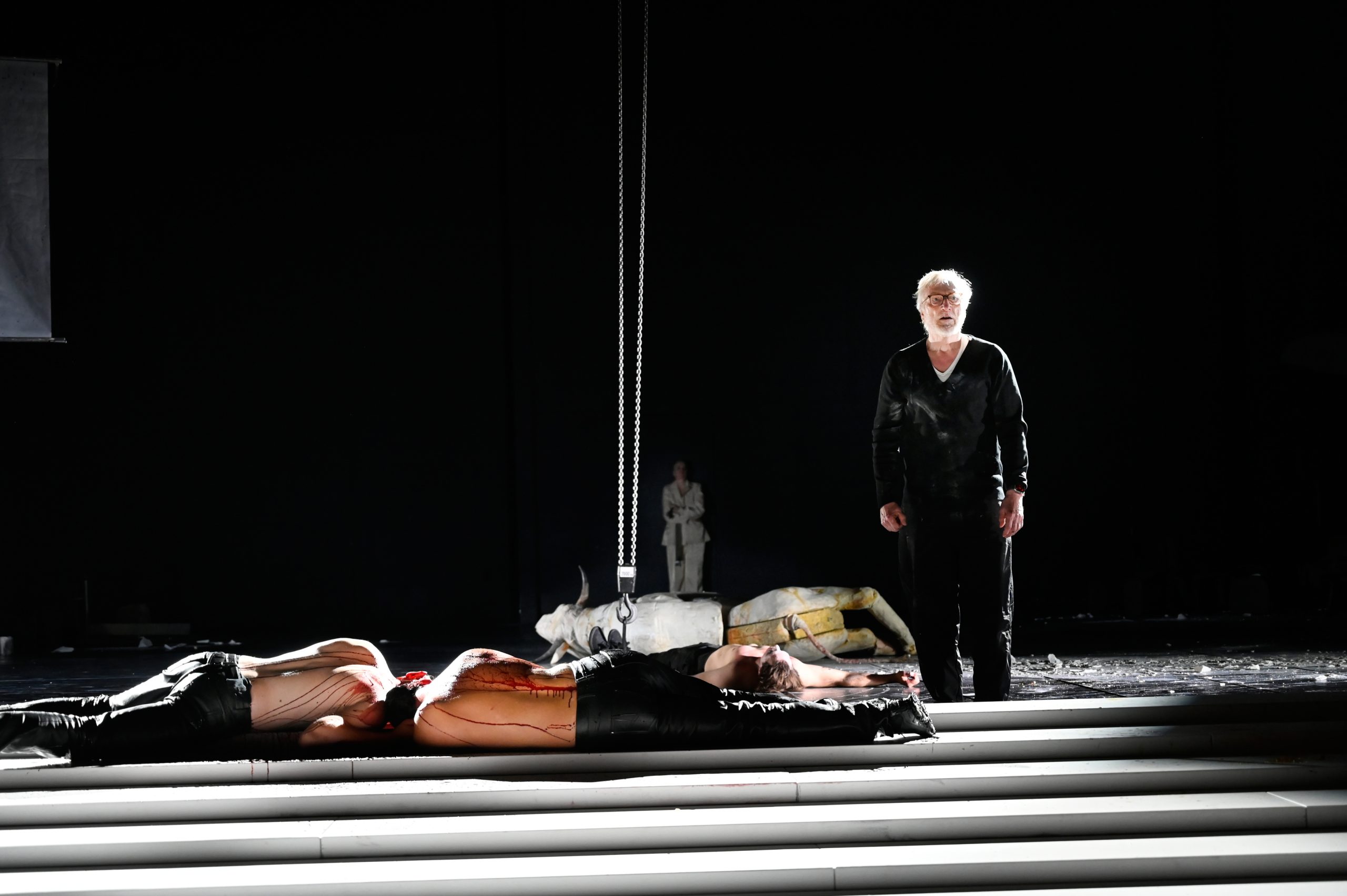 Skats no "Anthropolis" IV izrādes "Lokaste". Priekšplānā: valdnieks Kreonts – Ernsts Štocners // Foto – Thomas Aurin, Deutsches Schauspielhaus in Hamburg