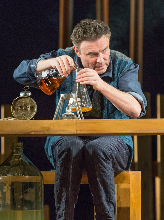 Juris Žagars – Pāvels Fjodorovičs Protasovs izrādē "Saules bērni" // Foto – Gunārs Janaitis