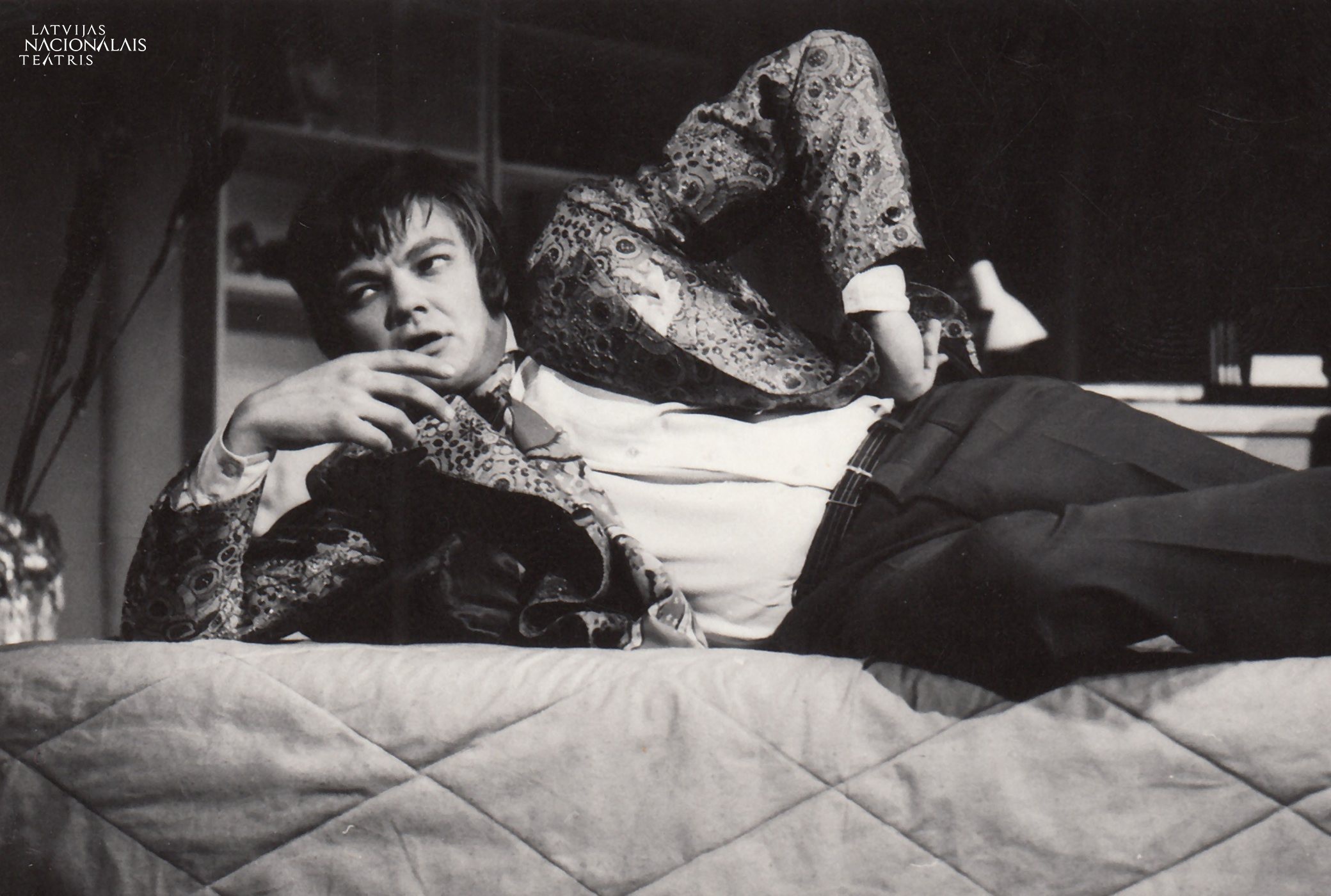 Juris Kaminskis Gido Bombāna lomā izrādē "Silta, jauka ausainīte" (1973) // Foto: Latvijas Nacionālā teātra arhīvs