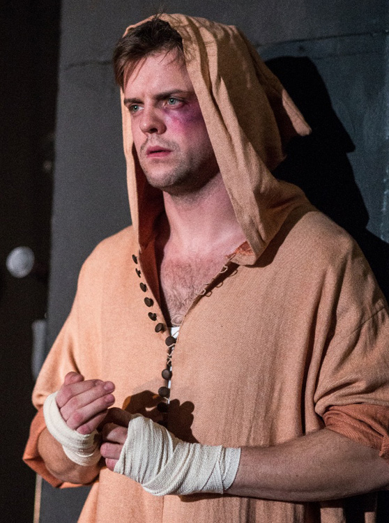 Gints Andžāns – Simons izrādē "Ugunsgrēki" // Foto – Jānis Deinats