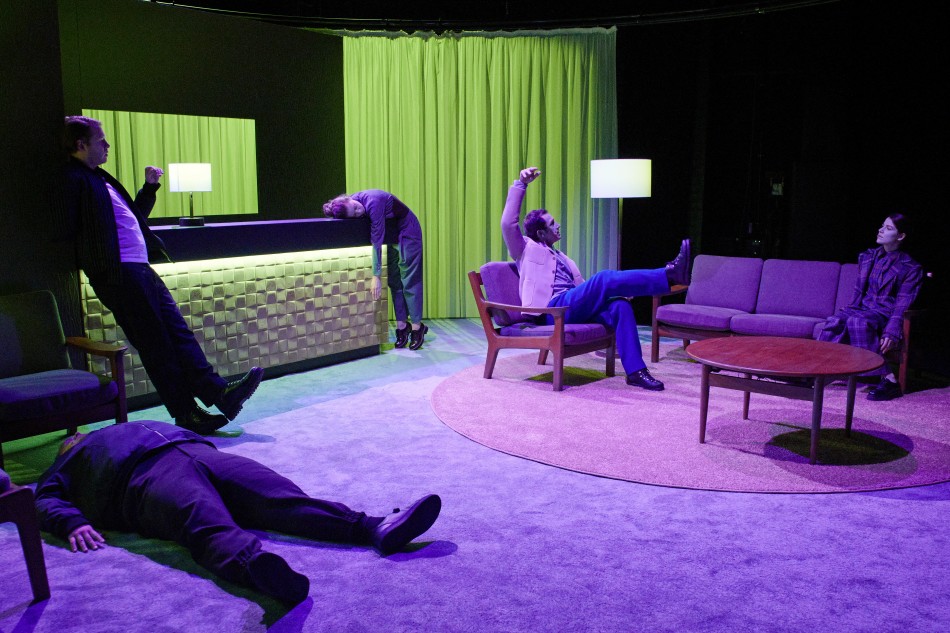 Skats no Hamburgas "Thalia Theater" izrādes "Doughnuts" // Foto – Fabian Hammerl