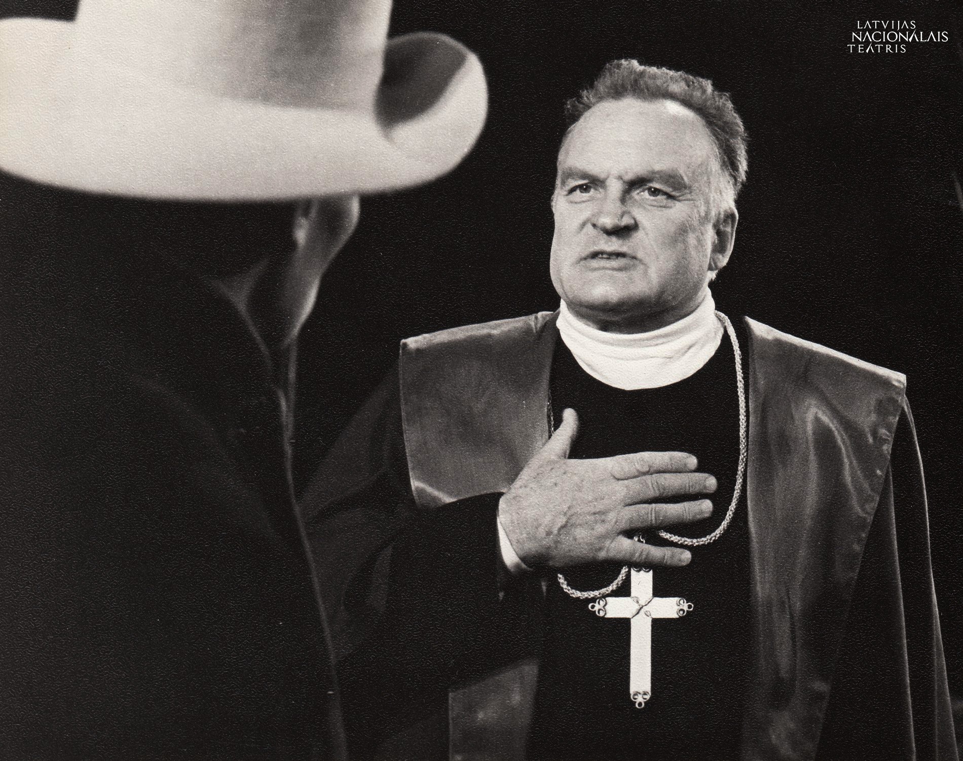 Juris Pļaviņš izrādē "Salemas raganas" (1995) // Foto – Andris Vītiņš