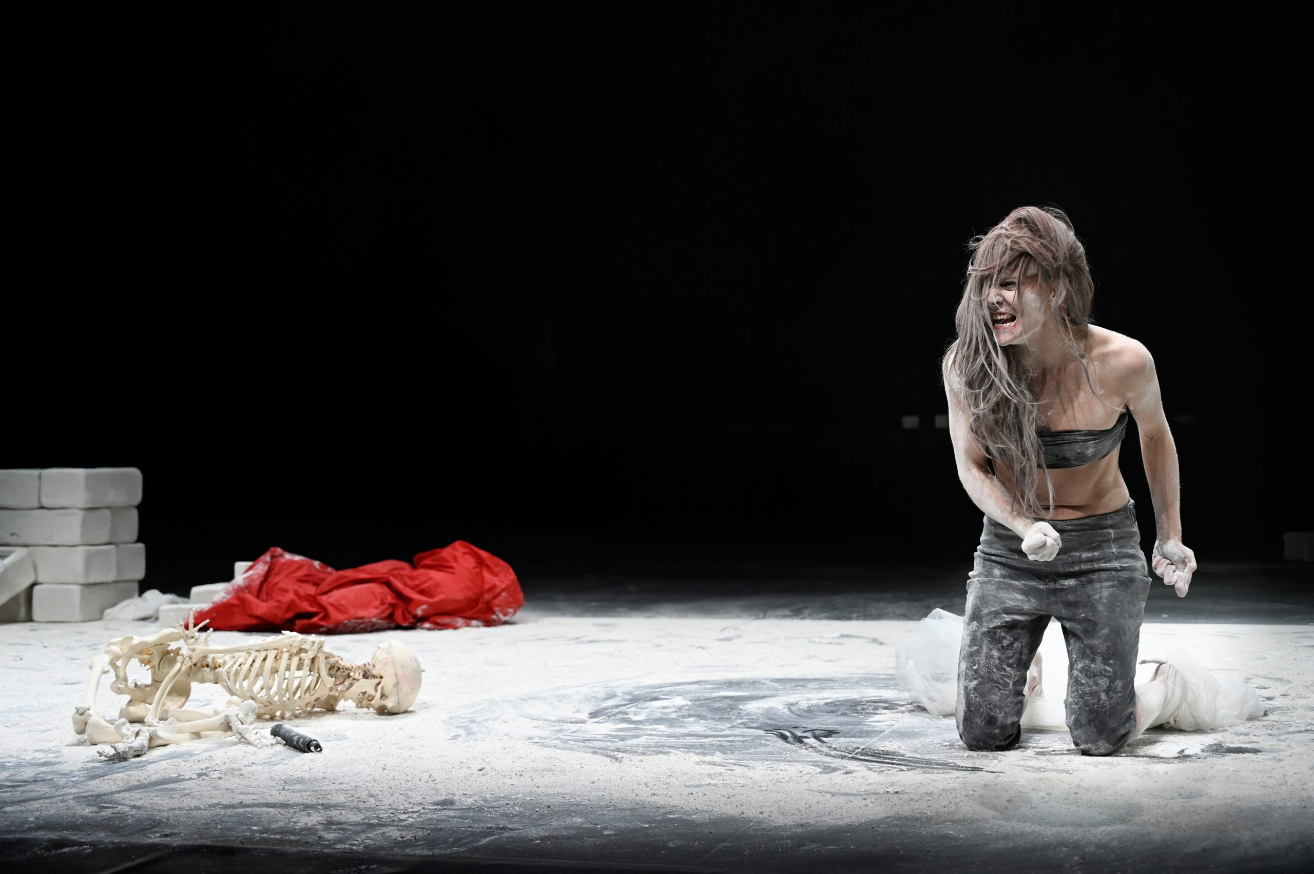 Skats no "Anthropolis" V izrādes "Antigone". Titullomā – aktrise Lilita Štangenberga // Foto – Thomas Aurin, Deutsches Schauspielhaus in Hamburg