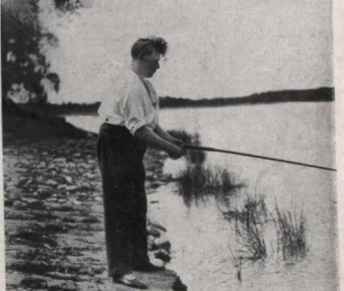 Režisors un aktieris Alfreds Amtmanis Briedītis šķetina spininga spoli Gaujmalā // Foto: žurnāls "Daile" 1930. gadā