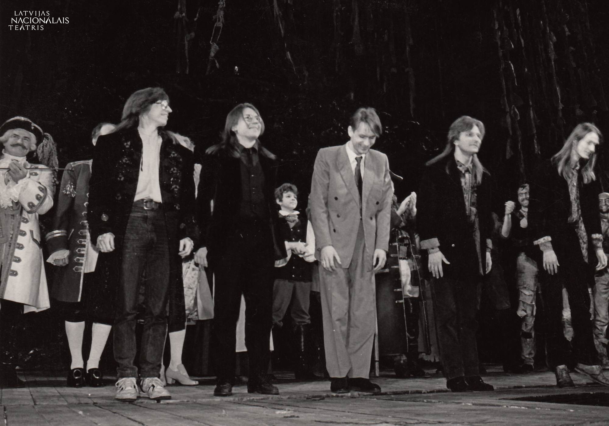 Grupa "Pērkons" pēc Latvijas Nacionālā teātra izrādes "Bagātību sala" (1992, rež. Edmunds Freibergs) // Foto no LNT arhīva