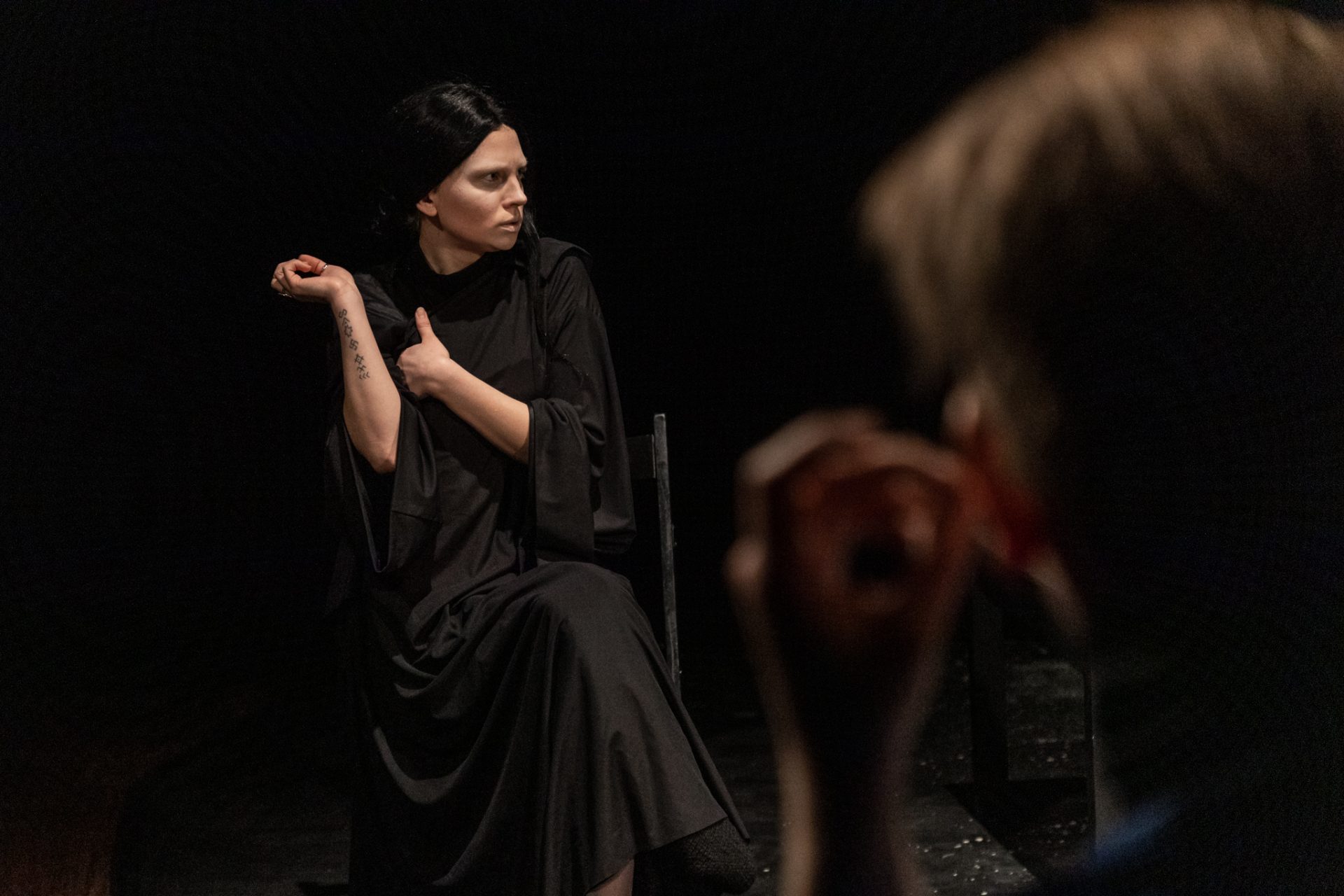 Skats no izrādes "Cietsirdīgās spēles" (2021, rež. D. Petrenko) // Foto – Justīne Grinberga