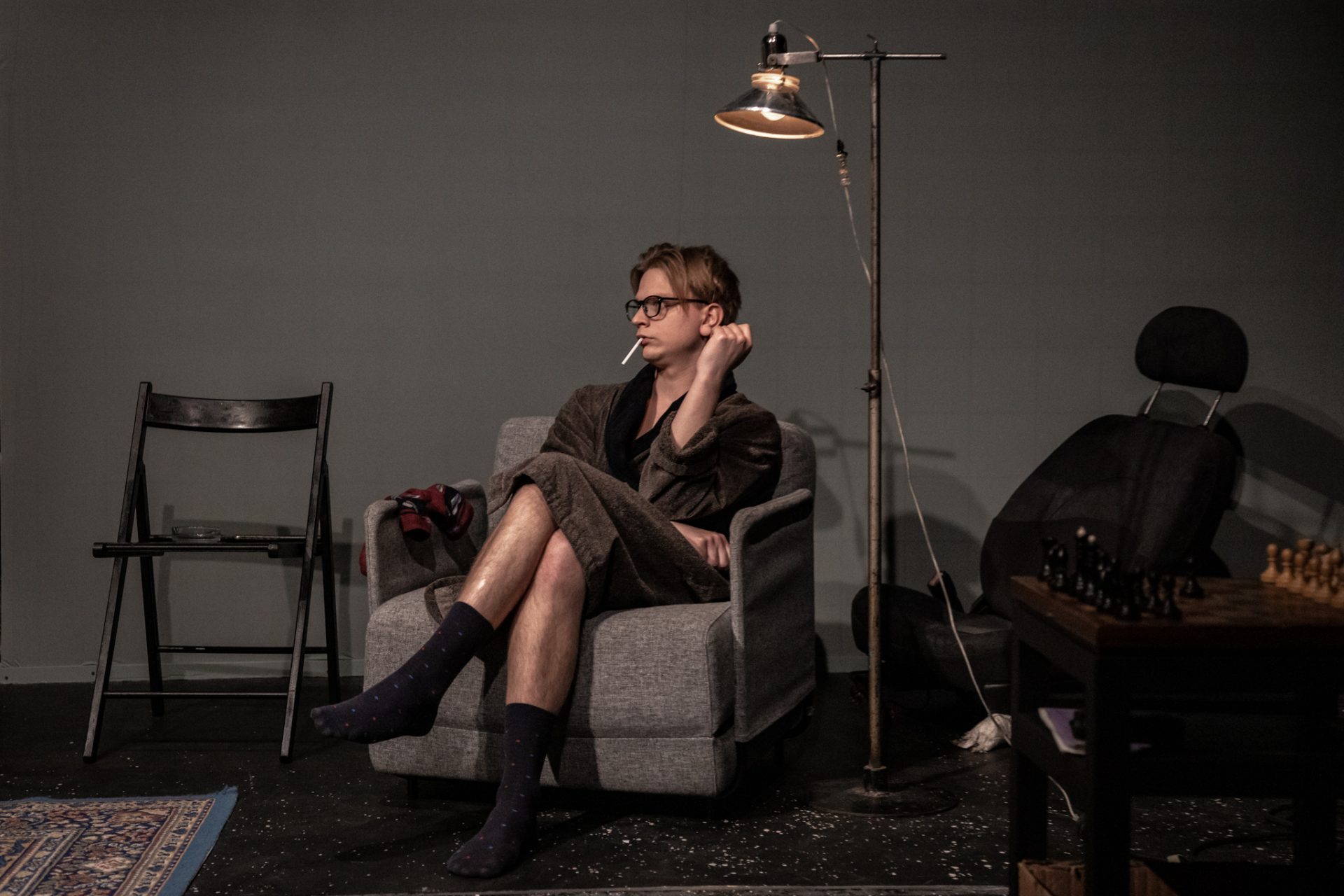 Skats no izrādes "Cietsirdīgās spēles" (2021, rež. D. Petrenko). Kajs – Kārlis Ērglis // Foto – Justīne Grinberga