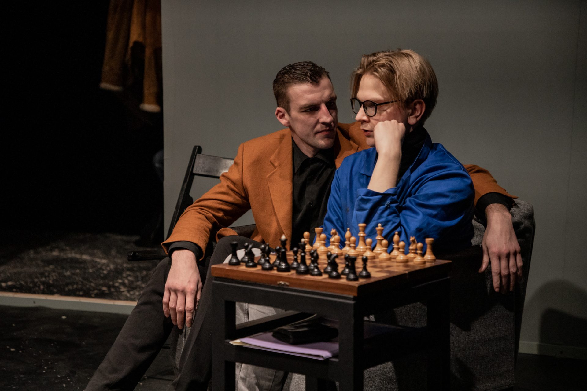 Skats no izrādes "Cietsirdīgās spēles" (2021, rež. D. Petrenko). Kārlis Artejevs – Ņikita, Kārlis Ērglis – Kajs // Foto – Justīne Grinberga