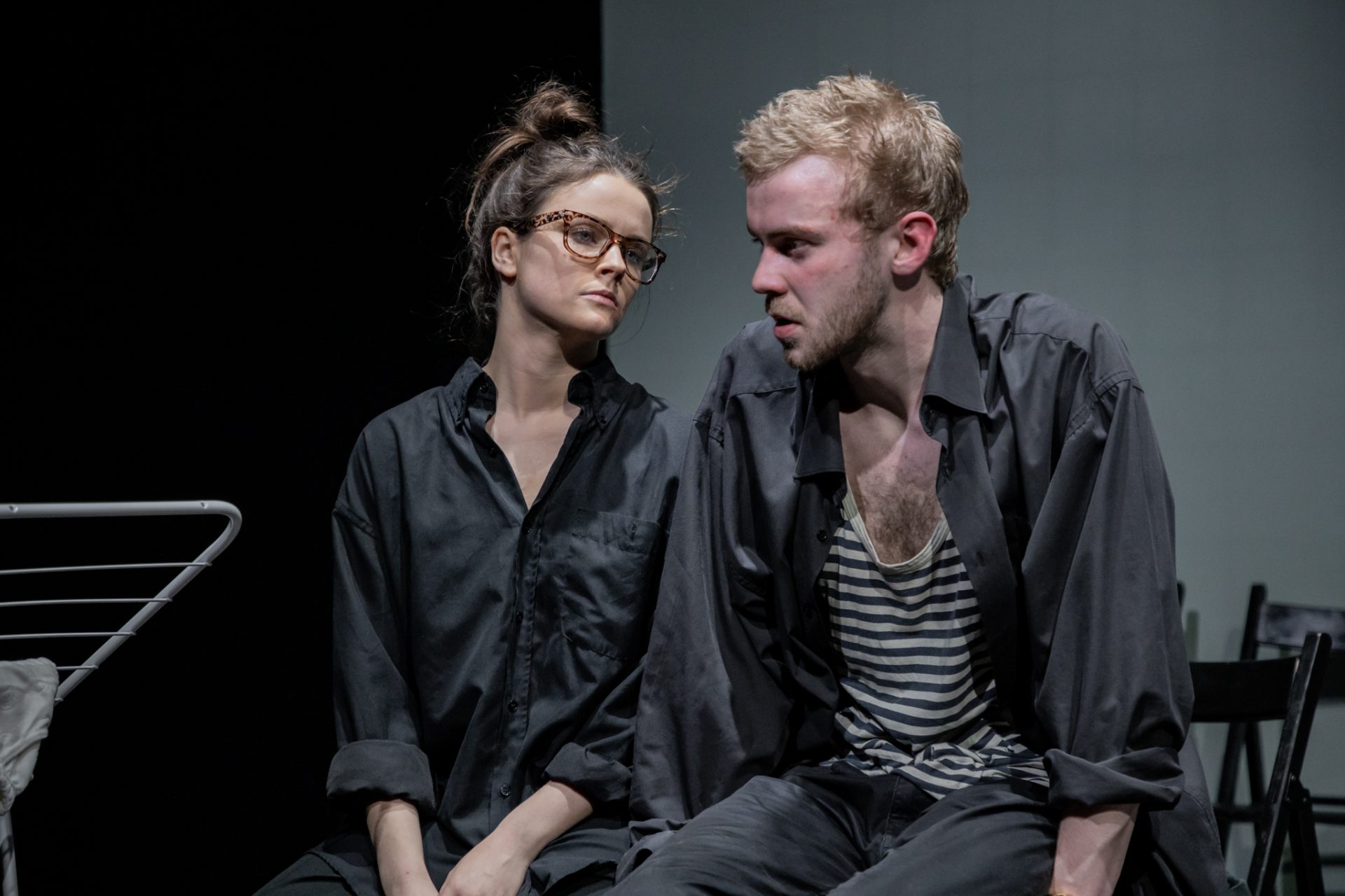 Skats no izrādes "Cietsirdīgās spēles" (2021, rež. Dmitrijs Petrenko). Ērika – Madara Kalna, Ēriks – Valts Skuja // Foto – Justīne Grinberga