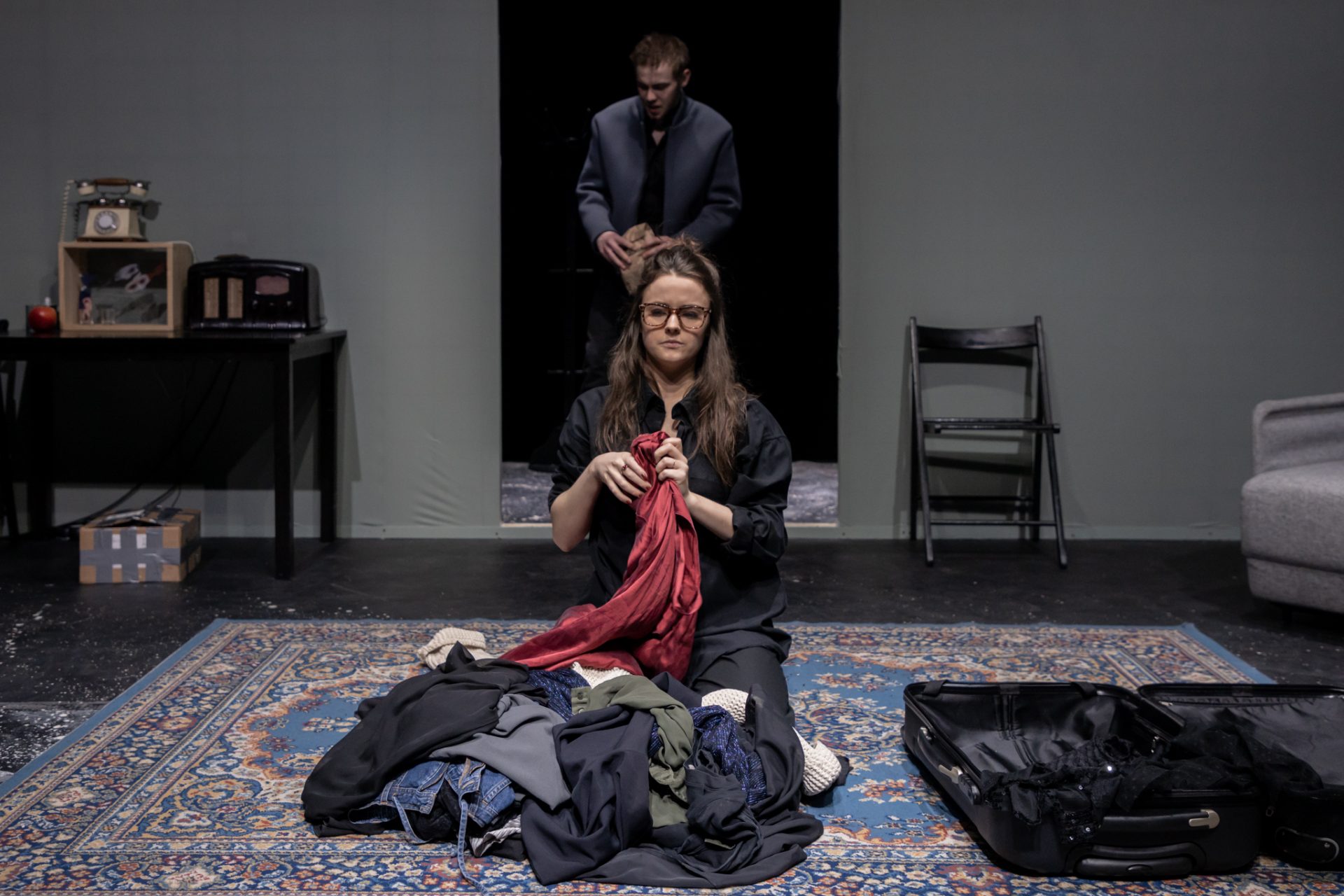 Skats no izrādes "Cietsirdīgās spēles" (2021, rež. Dmitrijs Petrenko). Ērika – Madara Kalna // Foto – Justīne Grinberga
