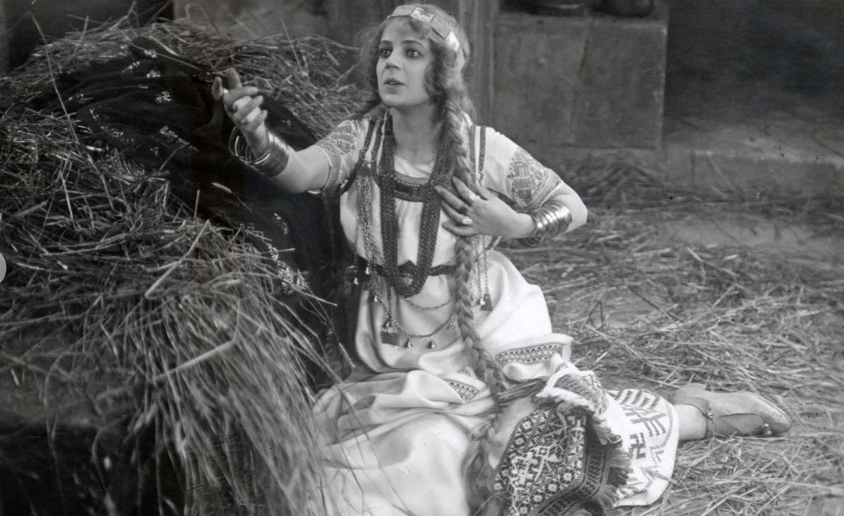 Lilita Bērziņa (Laimdota, Mirdza Saulīte) filmā "Lāčplēsis", 1930. gads. Avots: LKA Rīgas Kino muzejs.