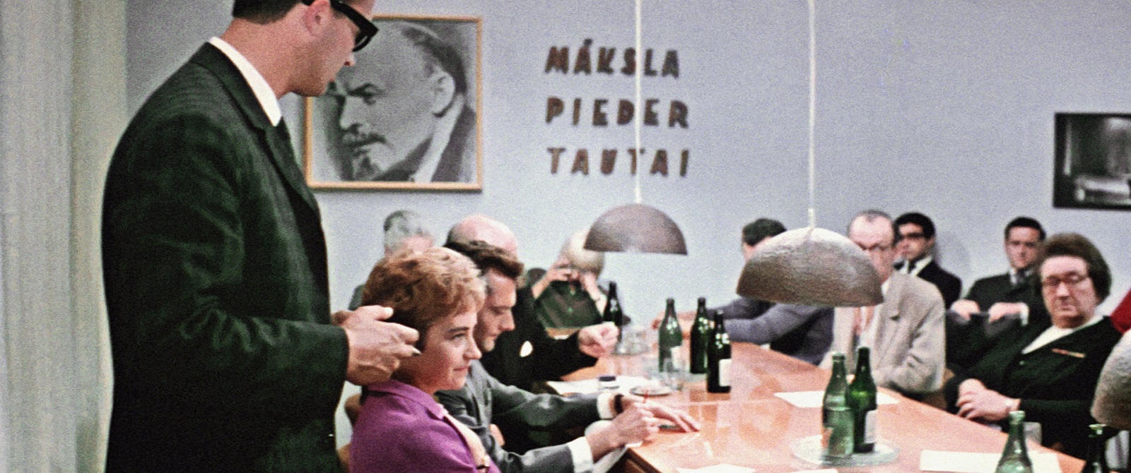 Kadrs no filmas "Četri balti krekli"