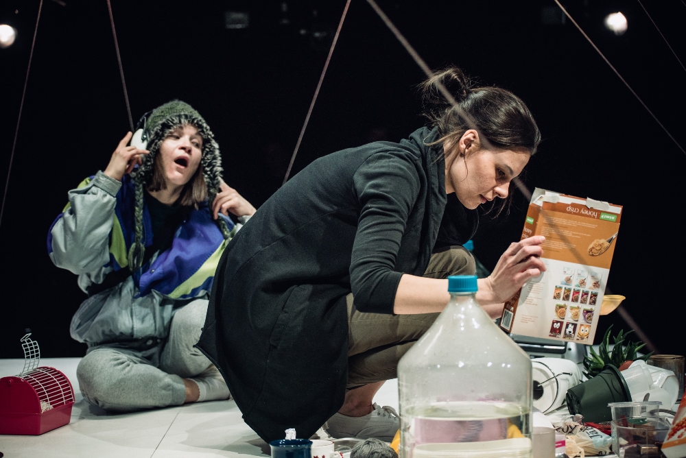 Skats no DT izrādes "Mana māsa". Ieva – Ilze Ķuzule-Skrastiņa, Ilze – Ieva Segliņa // Foto – Daina Geidmane