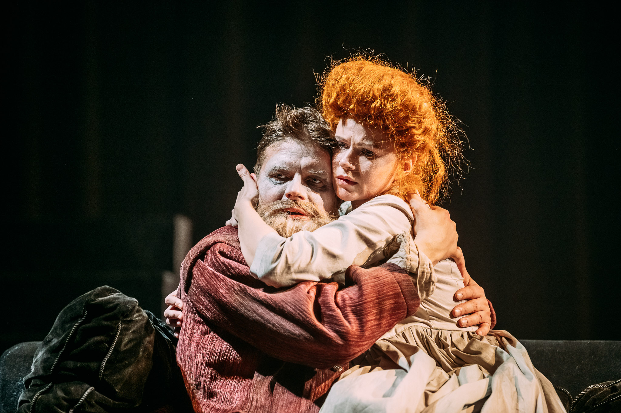 Skats no LT izrādes "Ģērbējs" (2019, rež. D. Petrenko). Kungs – Edgars Pujāts, Milēdija – Inga Apine // Foto – Edgars Pohevičs