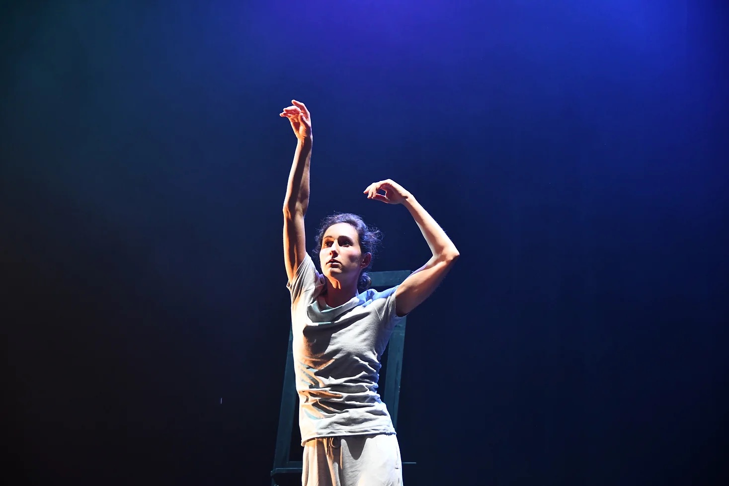 Skats no apvienības "Bound by Theatre" izrādes “Gilēna/Gablere” ("Ghislaine/Gabler") // Foto – Jessica Temle