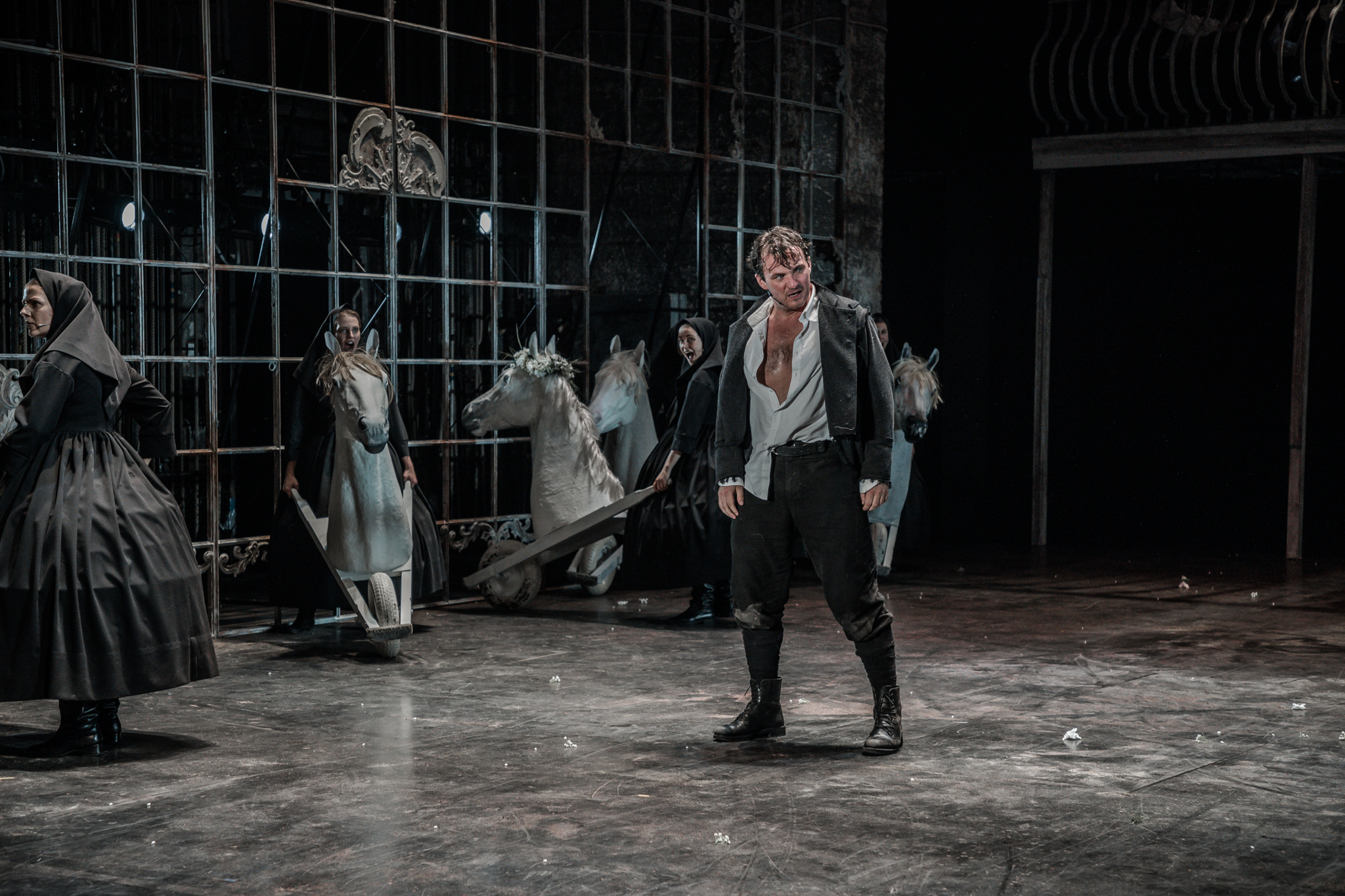 Gints Grāvelis – Edgars izrādē "Purva bridējs ugunī" (LT, 2019, rež. R. Vaivars) // Foto – Justīne Grīnberga