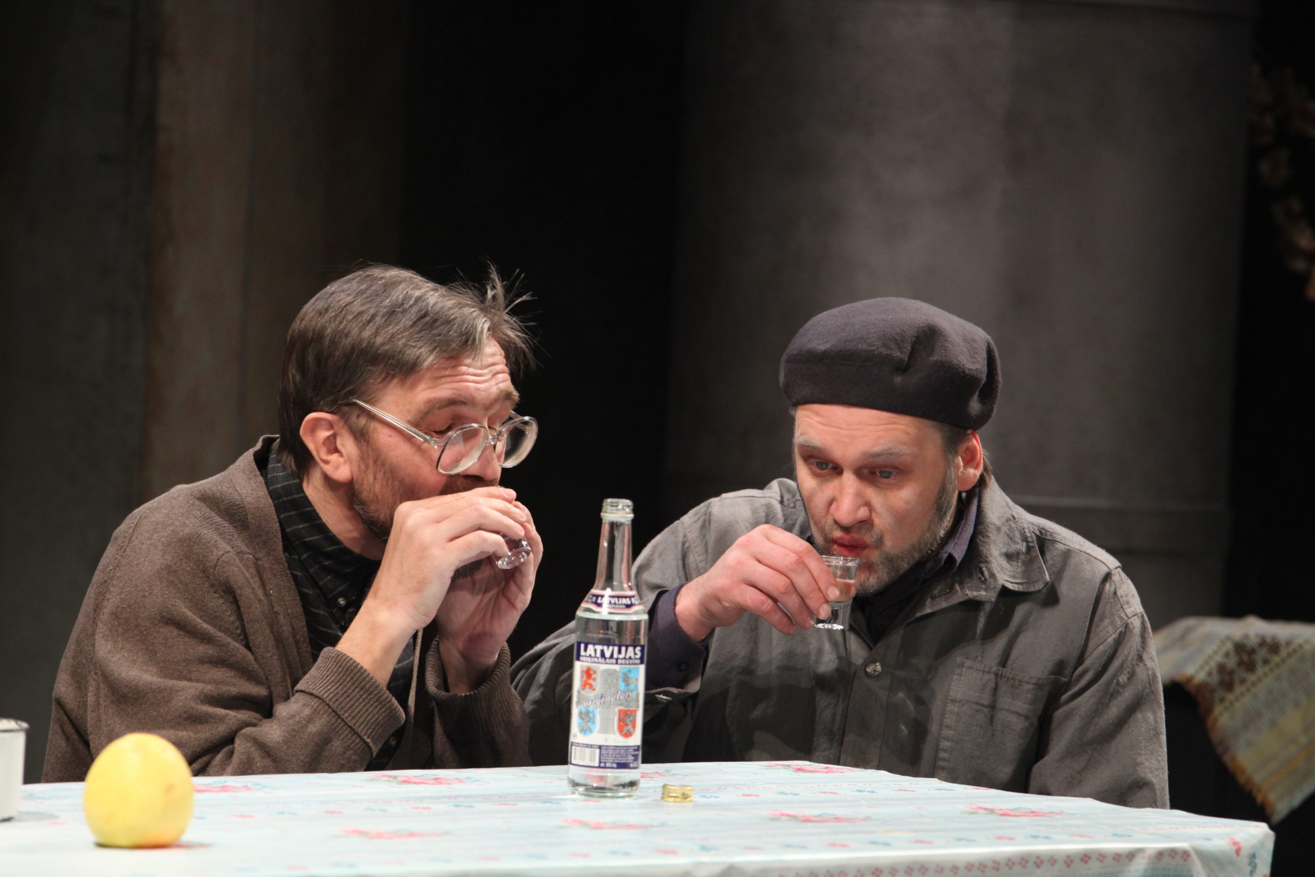 Skats no Liepājas teātra izrādes "Hanana" (2010). Kārlis – Leons Leščinskis, Harijs – Kaspars Gods // Foto – Ziedonis Safronovs
