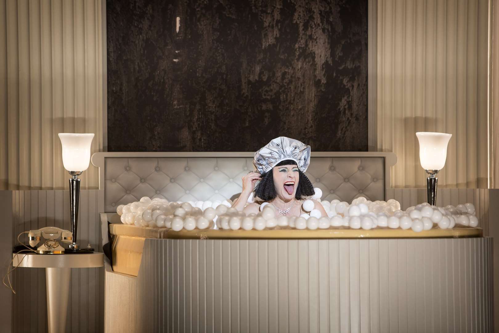 Skats no operetes "Kleopatras pērles" Berlīnes Komiskajā operā // Foto – Iki Frēse (Iki Freese), drama-berlin.de