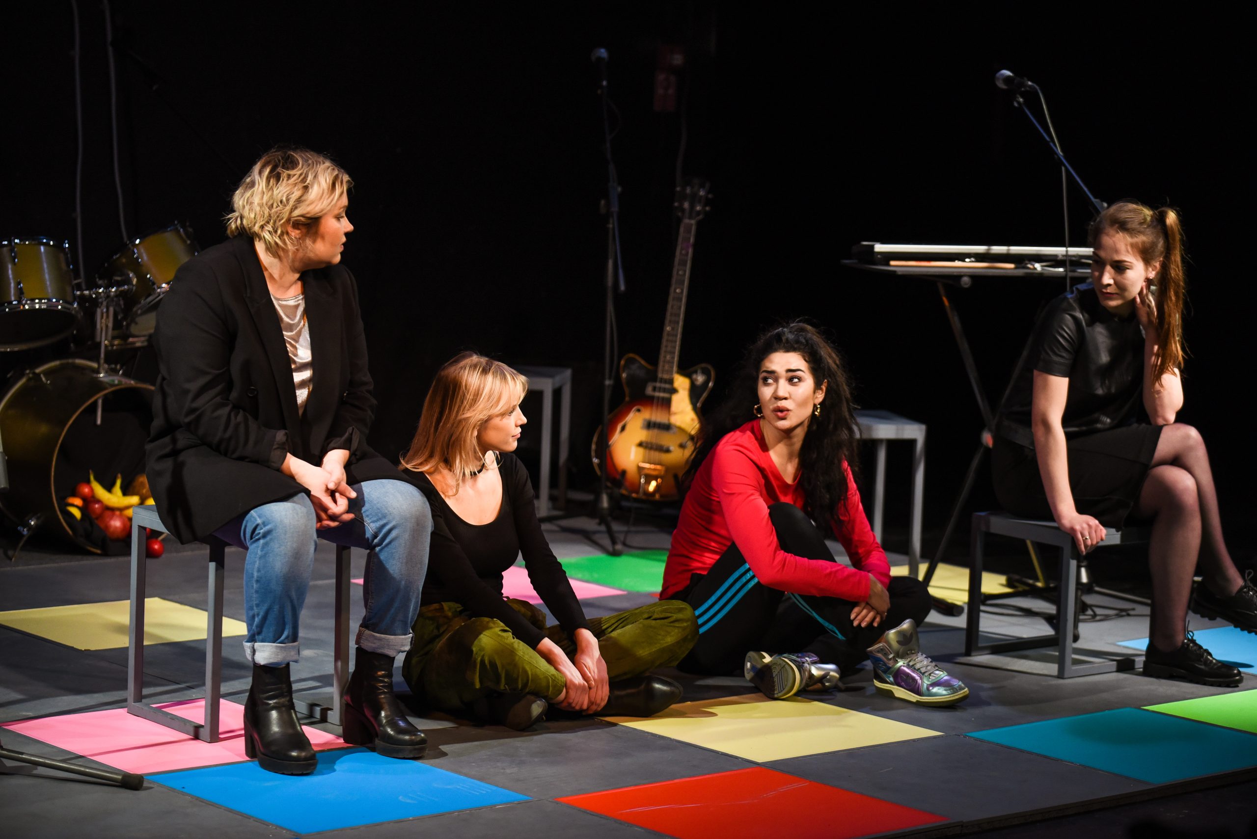 Skats no izrādes "Klubs "Paradise"" (2019) // Foto – Aivars Ivbulis