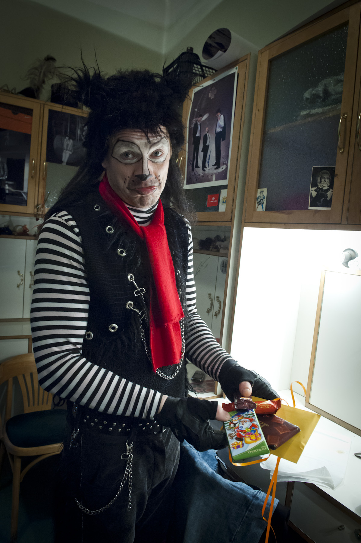 Egons Dombrovskis – Vilcēns Liepājas teātra izrādē "Sniegbaltītes skola" (2007) Ivara Lūša režijā // Foto – Aigars Hibneris