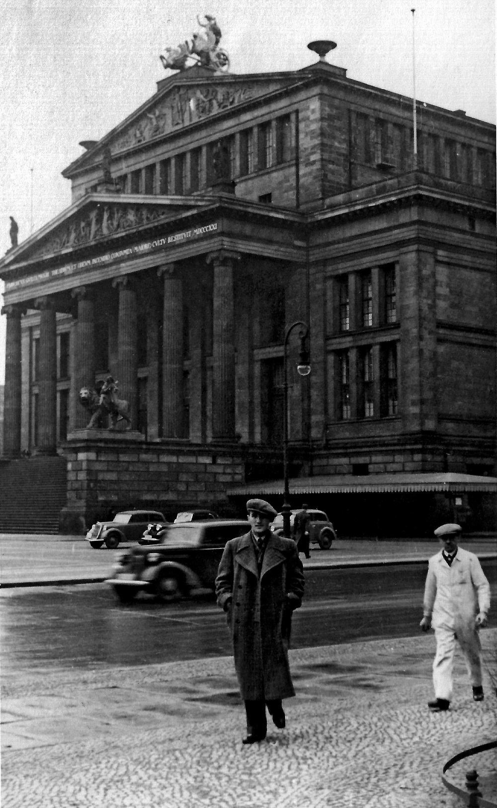 Vilis Lapenieks uz teātra Deutsches Schauspielhaus fona