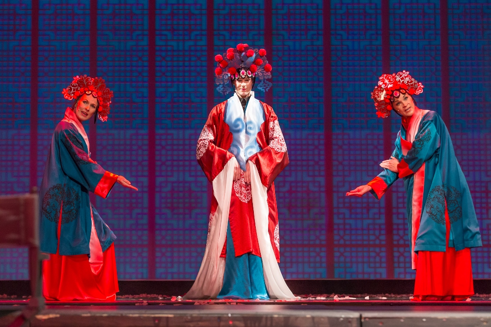 Skats no Dailes teātra izrādes "M. Butterfly" // Foto – Gunārs Janaitis