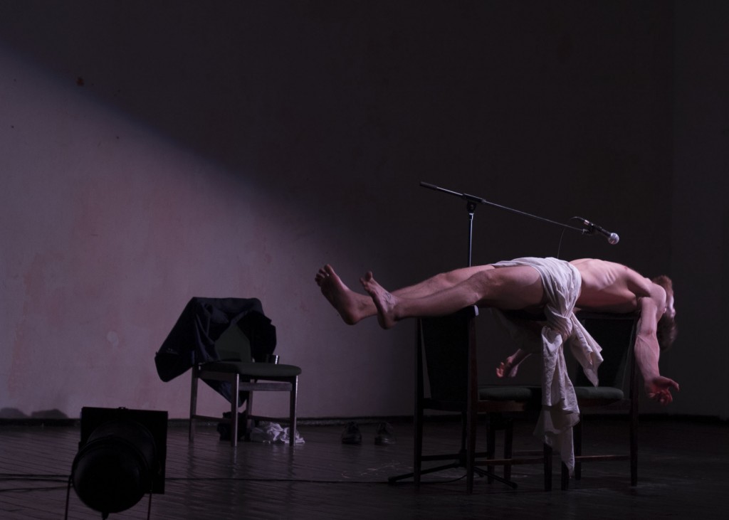 Āris Matesovičs izrādē "Melnā sperma" (2015) // Foto – Elmārs Sedols