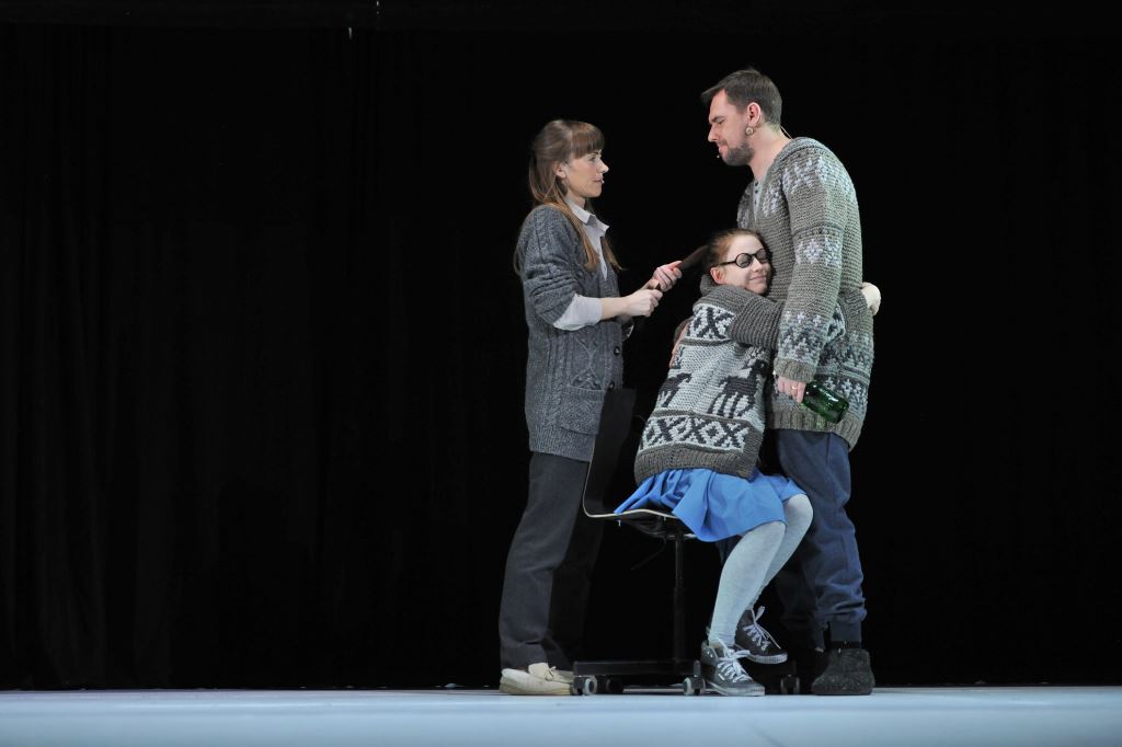 Gīna – Maija Doveika, Hedviga – Sanita Pušpure, Jalmars – Ivars Kļavinskis // Foto – Kristaps Kalns