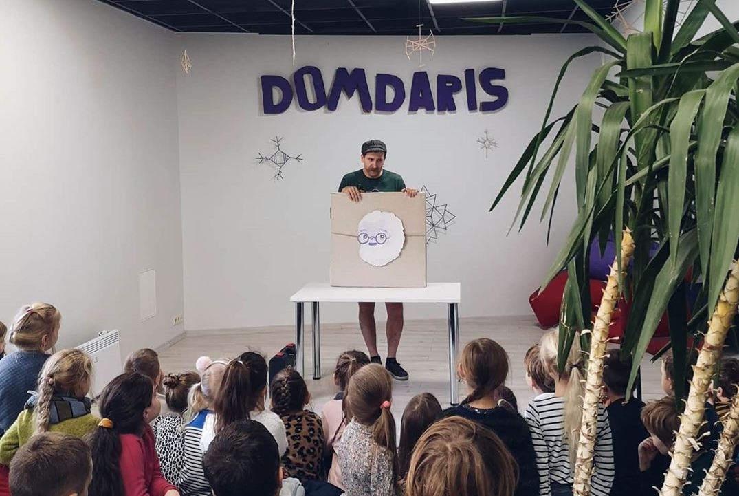 Skats no izrādes bērniem "Nenotikušais atklājums" (2018, projekta "Latvijas skolas soma" ietvaros) // Publicitātes foto