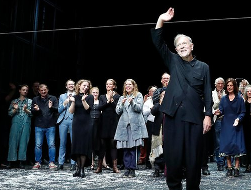 Klauss Peimans "Berliner Ensemble" atvadu programmas noslēgumā // Publicitātes foto, "Berliner Zeitung"