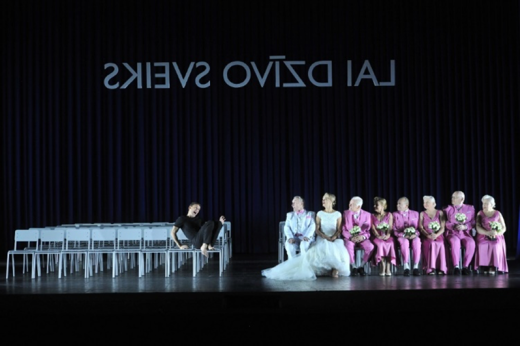 Augšā: "Pērs Gints" (1939), Dailes teātris, rež. E.Smiļģis. Foto no www.periodika.lv // Apakšā: "Pērs Gints" (2016), Nacionālais teātris, rež. V.Kairišs. Foto – Kristaps Kalns