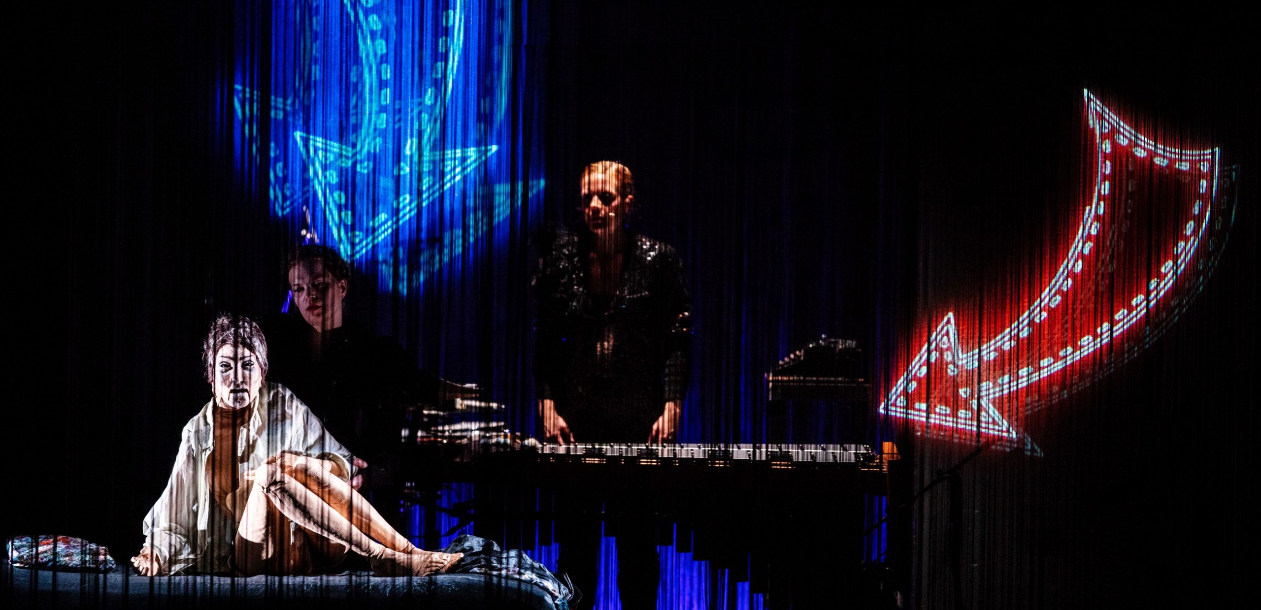 Skats no izrādes "Tumšā istaba" (grupa "Plexus Polaire", Francija/Norvēgija) // Foto – Benoit Schupp